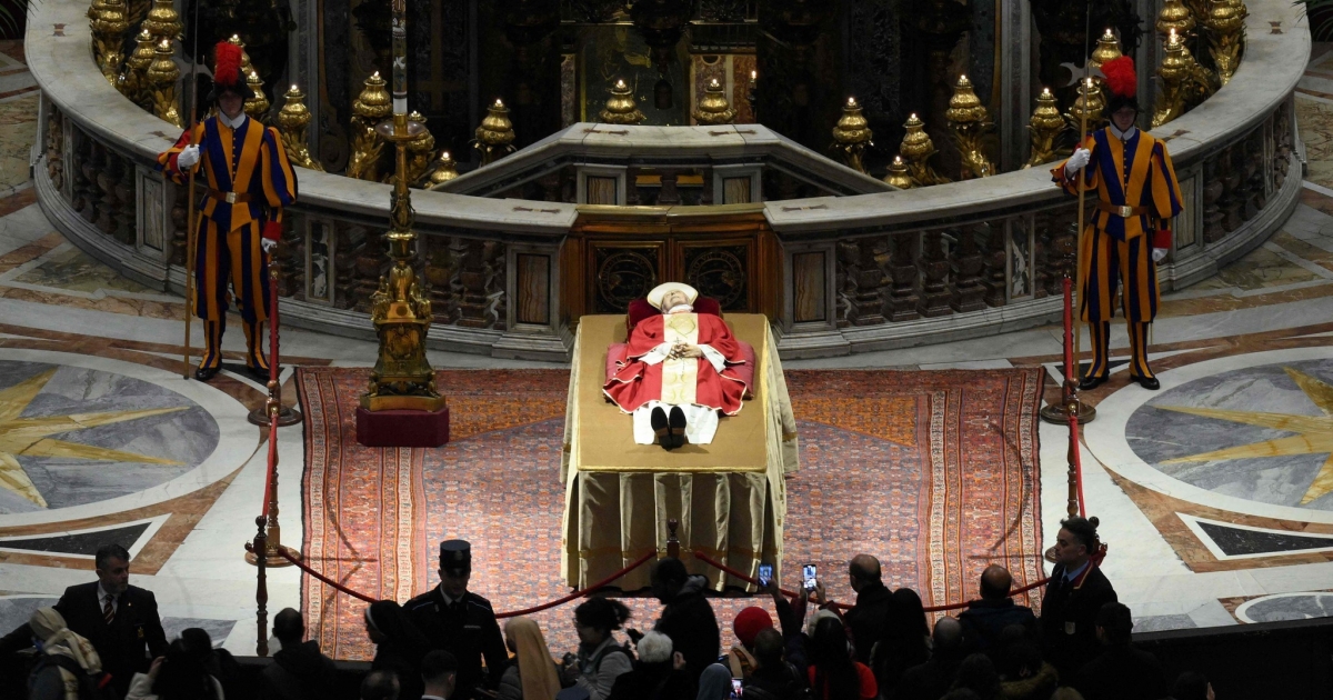 Élőben közvetíti a Duna Televízió az emeritus pápa temetését